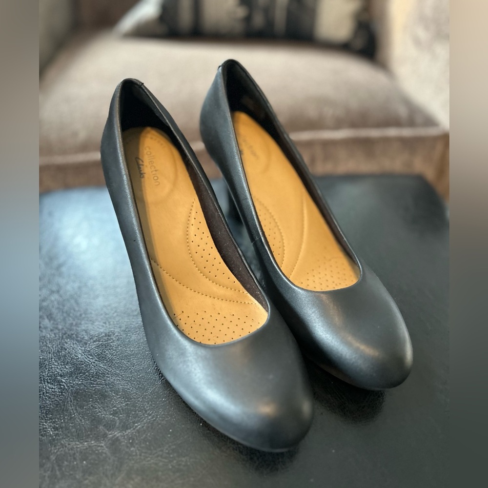 Clarks Adriel Viola Women’s Black Leather Pumps, size 7.5 (unworn)